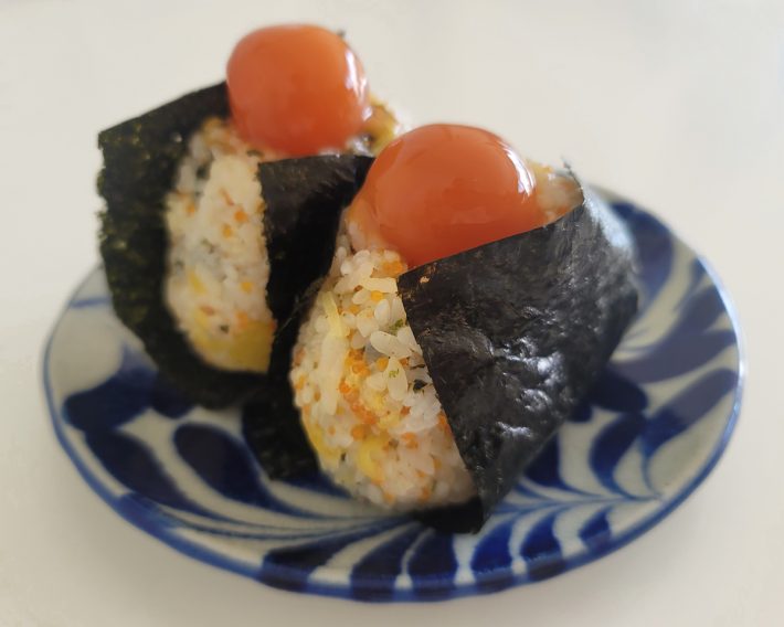 話題の韓国おにぎり「チュモッパ」の上に、卵黄醬油漬けを乗せると絶品です