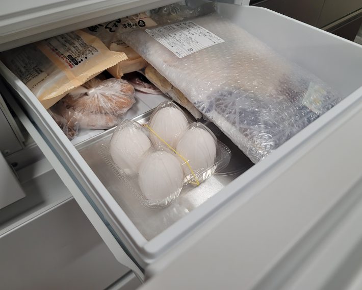 冷凍庫に生卵を入れて1日冷凍させましょう