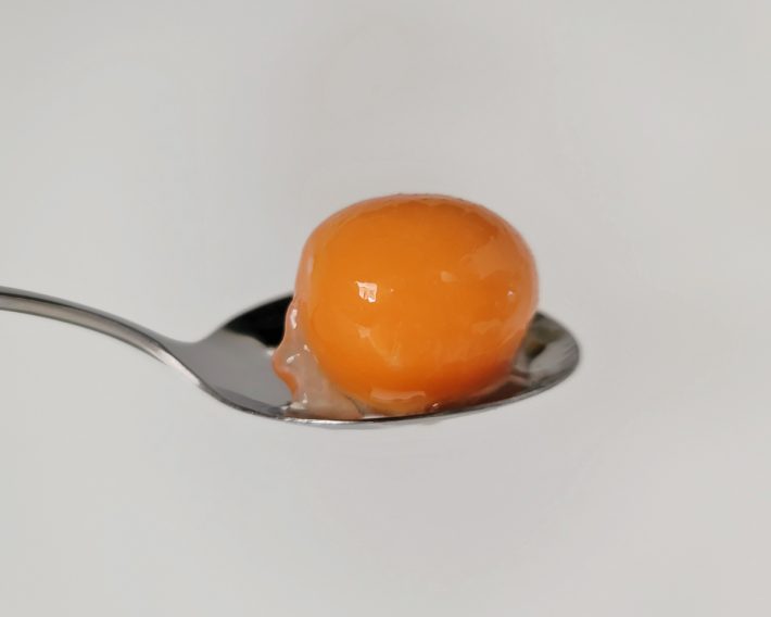 まんまる状態のまま卵黄が解凍されました