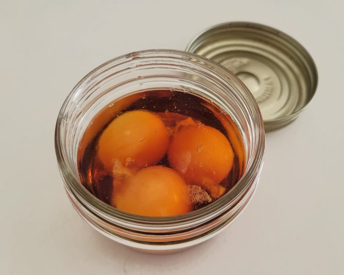 解凍した卵黄を濃縮タイプのめんつゆに漬け込みます