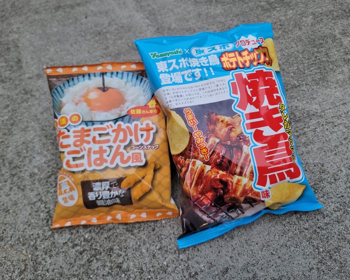 左から、復活のたまごかけごはん風スナック　105円／ポテトチップス焼き鳥味　214円