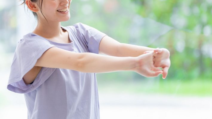 ストレッチする女性