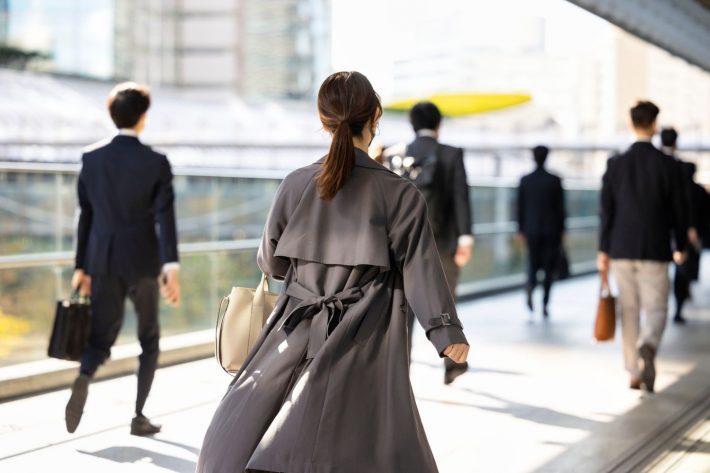 会社に向かう女性