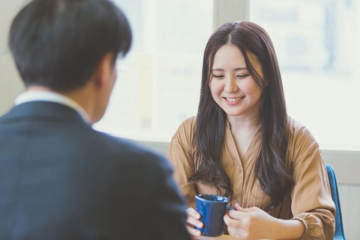 カフェでデートする男女