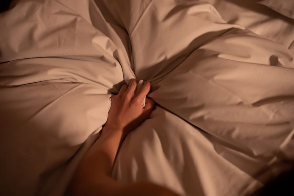 ベッド上の女性