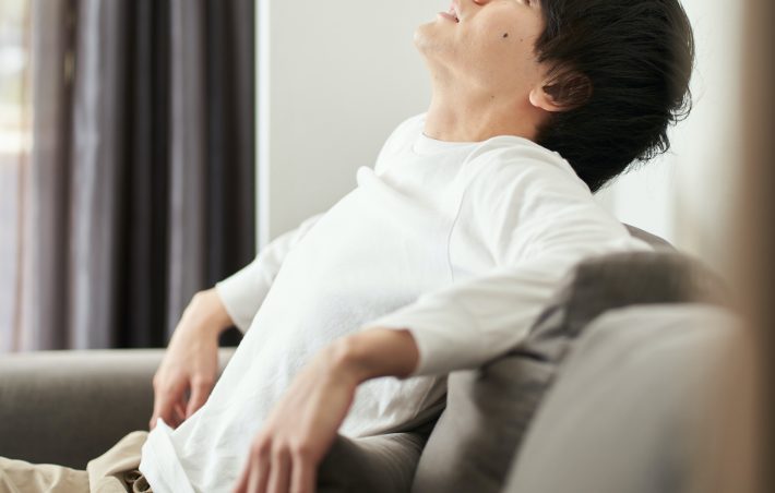 リビングでリラックスする男性