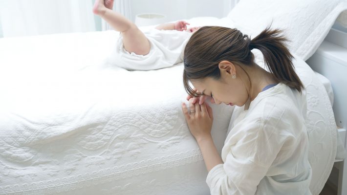 子育てに疲れている女性