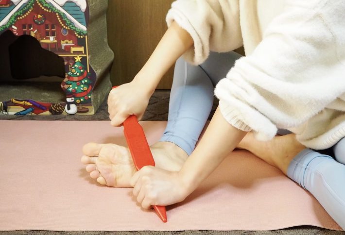 中央の突起を使って足の裏を刺激