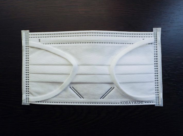 外側は一般的な不織布マスクに見える