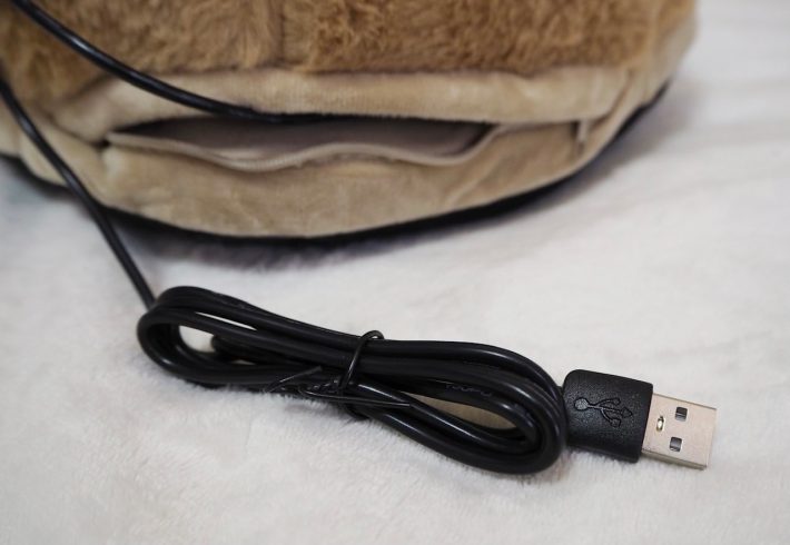 チャックの内側から電源ケーブルを引き出す