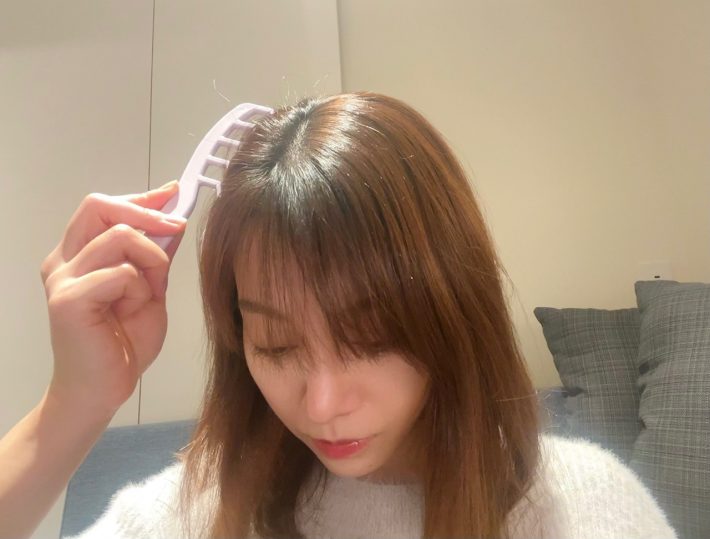 分け目から1cm以上間隔をあけた位置にコームを差し込む