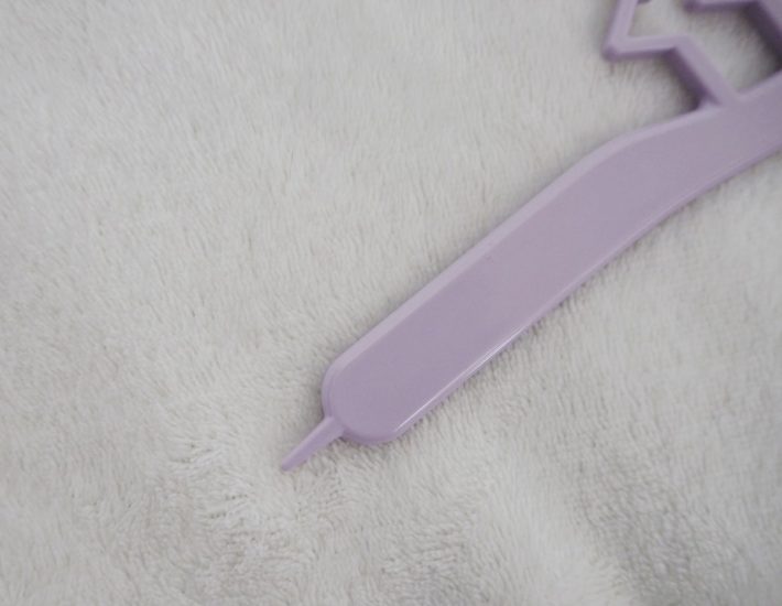 柄の先端は分け目をつけるときに使用