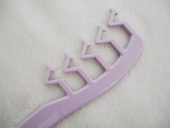 “くの字”に曲がったコーム