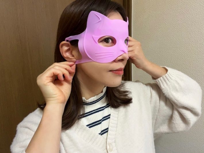 両サイドの穴を耳にかけて装着