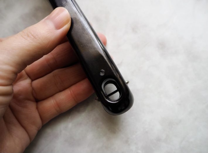 取っ手の金具をしっかり留める