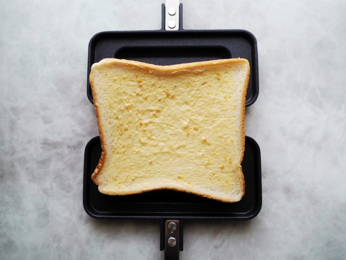 中央部分にマヨネーズとからしを塗った食パンを置く