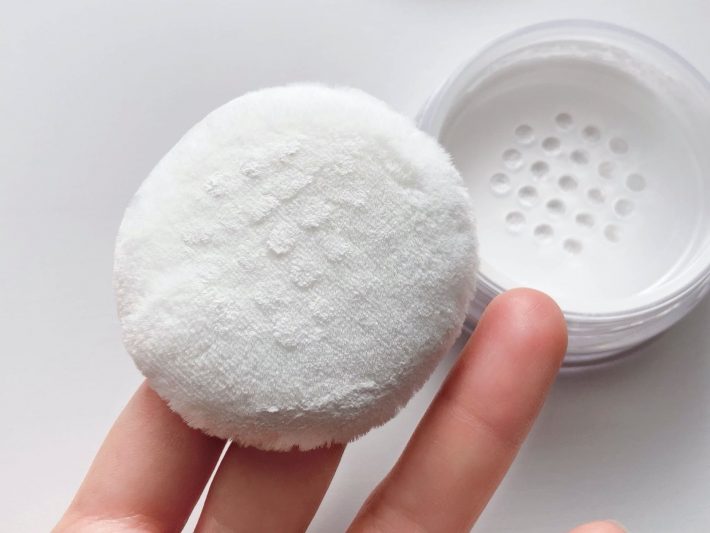 パフの中に入れ込むように両手でもんだあと肌にのせる