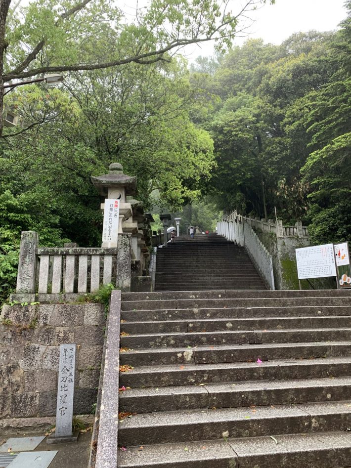 当日はあいにくの雨