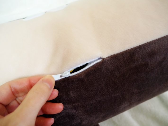 本体下側のファスナーを開ける