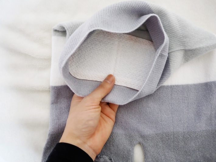 実際は、ショーツをはいた状態で位置を確認しながらシートを貼ります。