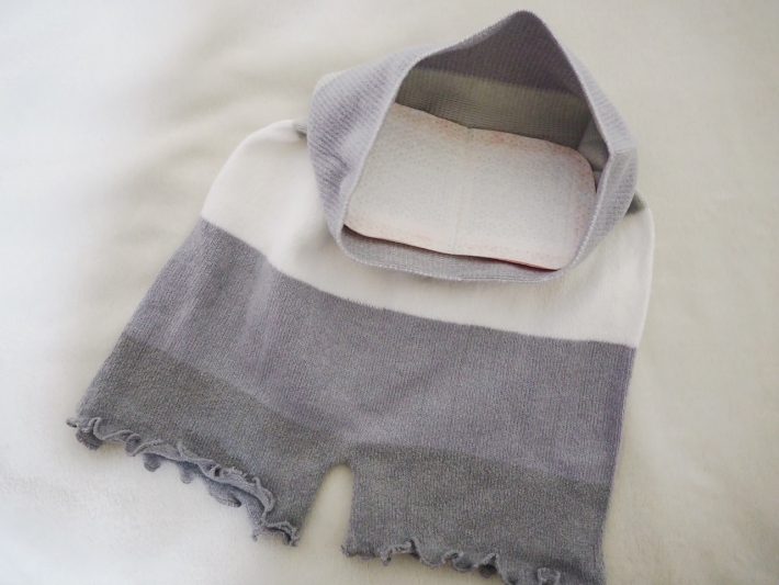 ②ショーツをはいた状態で、ショーツの内側面にシートを貼る