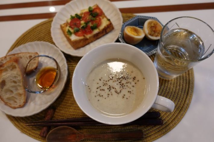 ごぼうのポタージュ、煮卵、厚揚げとチーズのピザ、煮切りみりんのパン