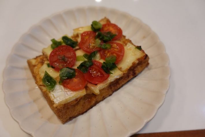 厚揚げとチーズのピザ