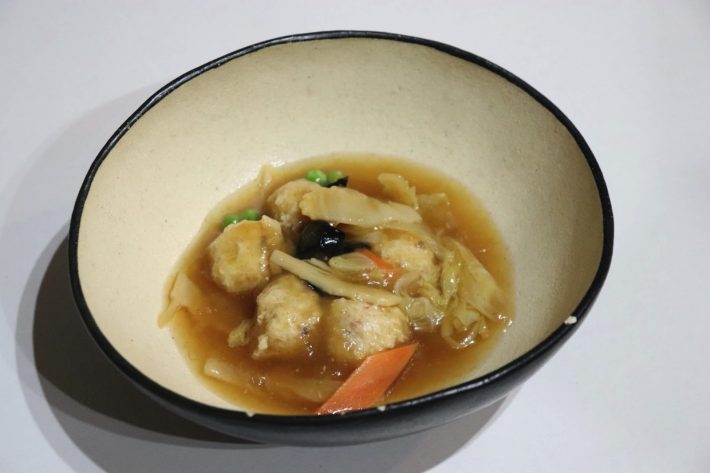 「新鮮な若鶏を使用！ 鶏つくねの旨煮あんかけ」