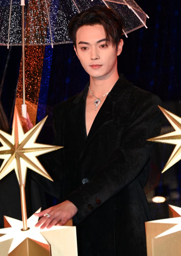 モデルコンテストで優勝し、俳優デビューを果たしたシュー・カイ。その容姿を女性が放っておくわけはなく、女優のバイ・ルーなど多くの女性と浮名を流している　　写真＝アフロ