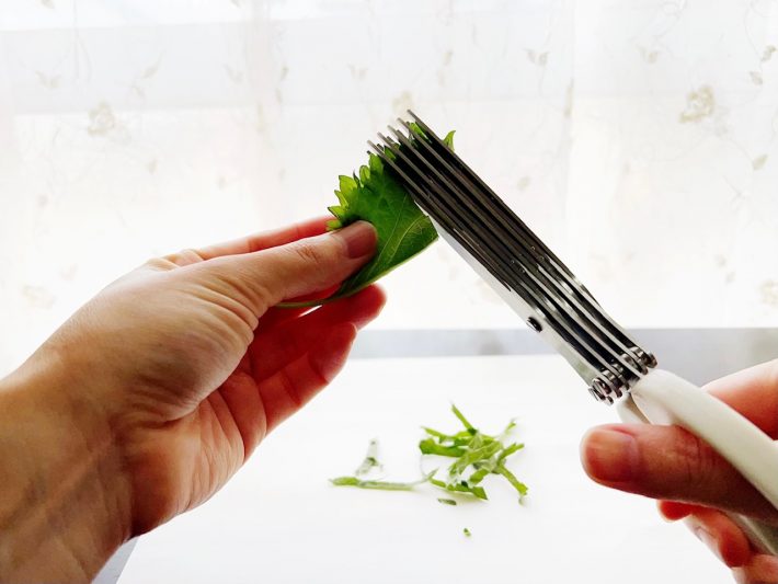 大葉は半分に折った状態でカット