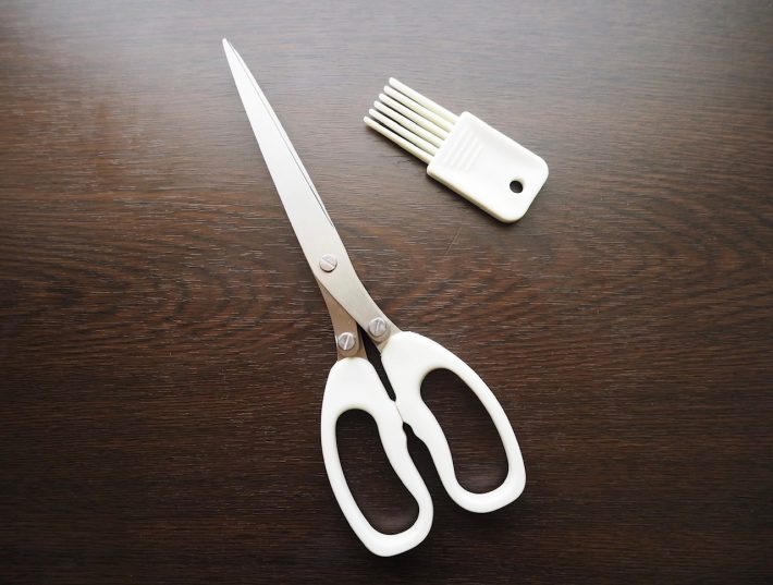 正面から見ると普通のはさみ