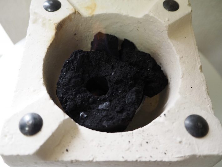 着火剤と木炭をセットしてみた図