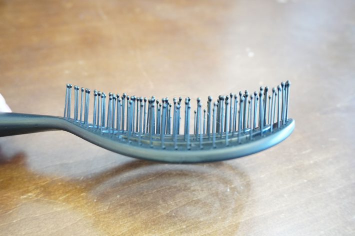 ゆるやかなカーブを描いていて、ブラシの先には玉がついている