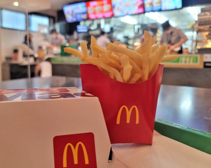 マックに行ってみたら、驚くほどの混雑ぶりでした