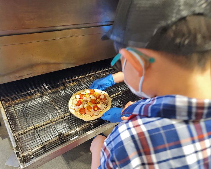 作ったピザをオーブンで焼きます