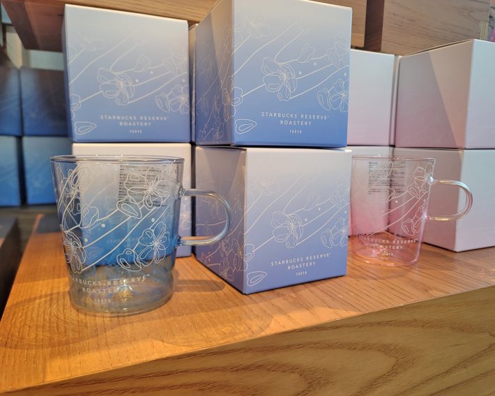 『スターバックス リザーブ ロースタリー ハンドルグラスブルー / ピンク サクラ2023 355ml』 各 ¥3,300