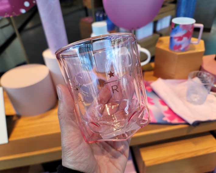 『スターバックス リザーブ ロースタリー ハンドルグラスブルー / ピンク サクラ2023 355ml』 各 ¥3,300