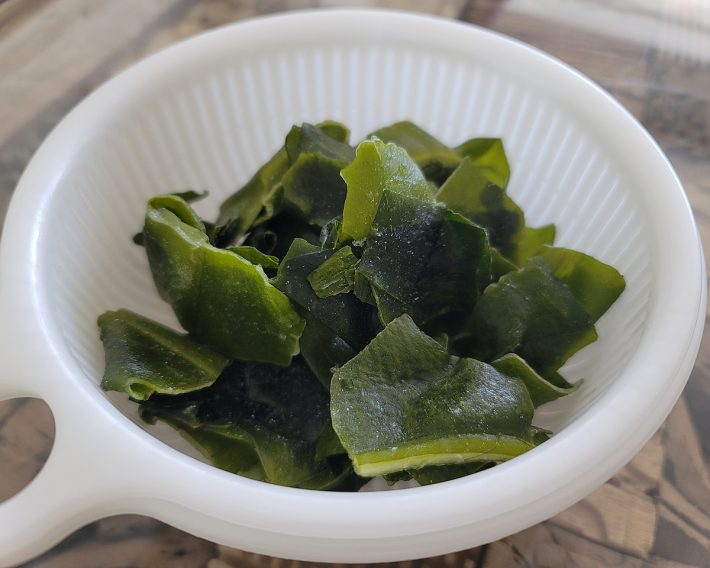 「そのまま使えるおさしみわかめ　三陸産」を袋から出した状態。霜はついておらず、冷凍技術が高いことがわかります