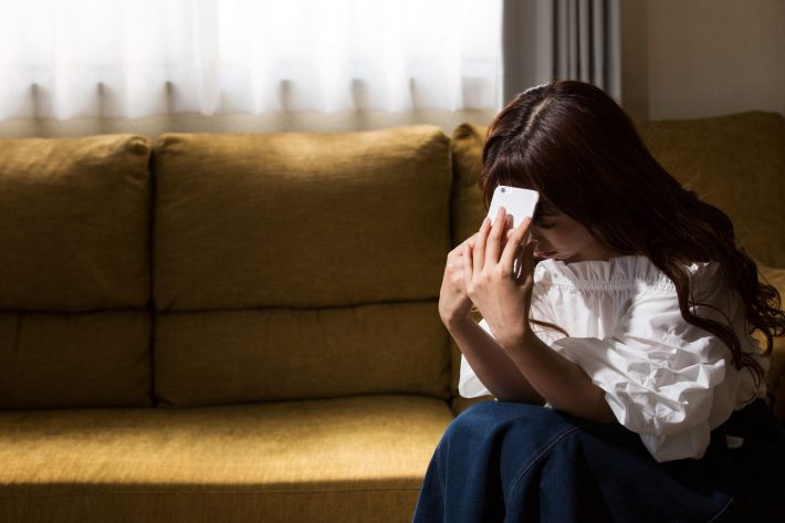 スマートフォン・悩む女性