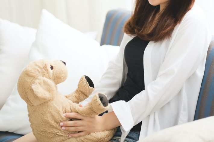 部屋中ぬいぐるみだらけの女性