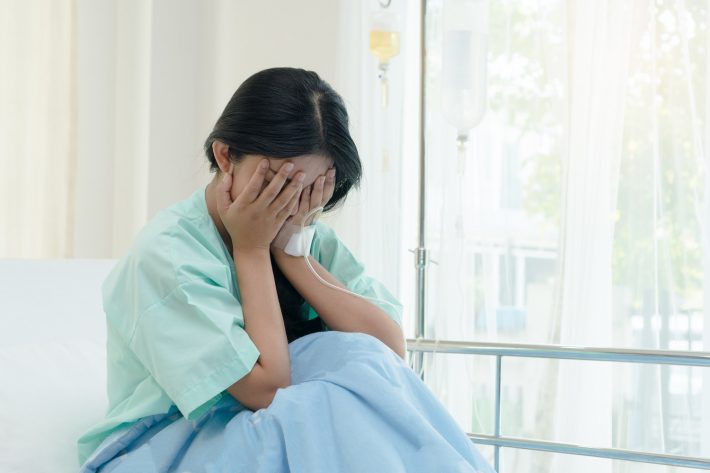 入院　女性　嘆く