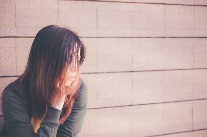 笑いながらお腹を殴る真似