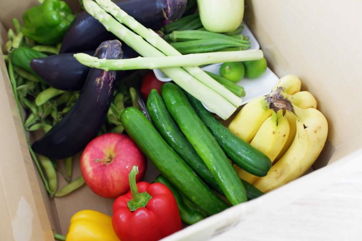 野菜入りの段ボール