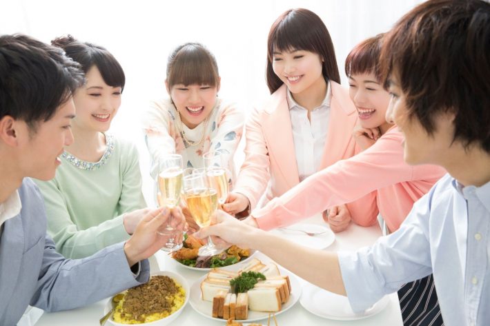 乾杯をする男女