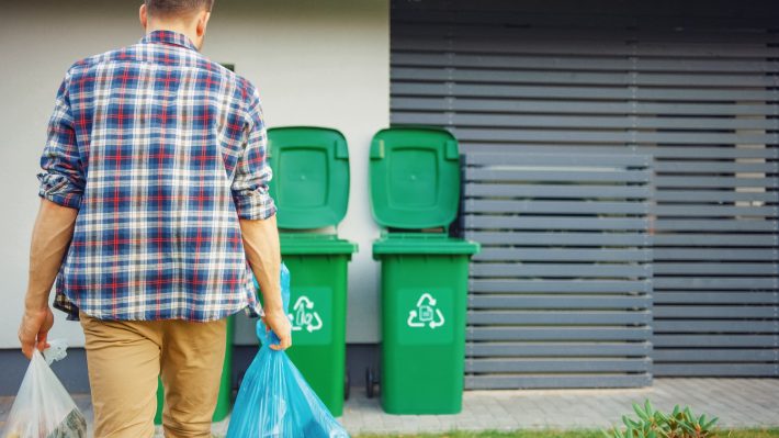 ゴミ捨てをする男性
