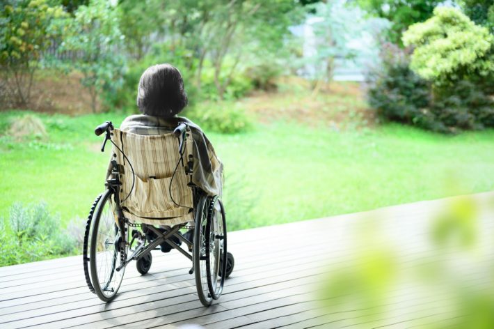 車椅子に乗っているシニア女性