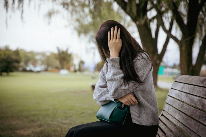 一人で座って悩む女性