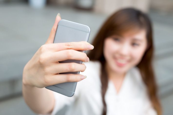 笑顔で自撮りする女性