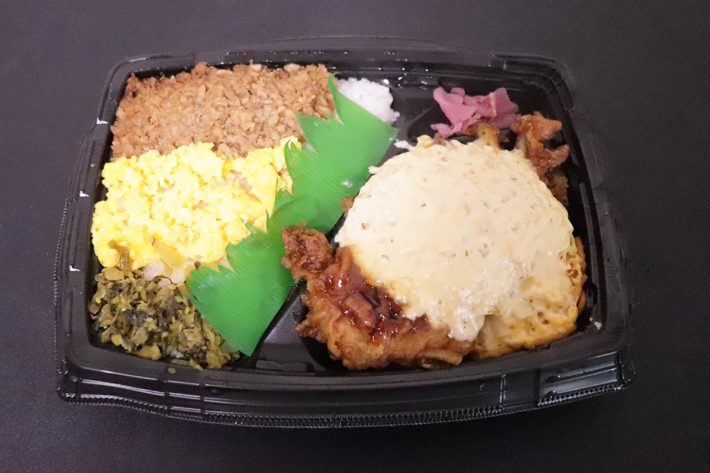 ファミリーマートの「3色そぼろ＆チキン南蛮弁当」
