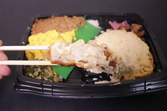 ファミリーマートの「3色そぼろ＆チキン南蛮弁当」